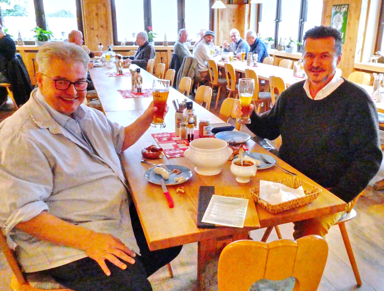 Werner Braun und Fritz Gempel im Gasthof Huberwirt