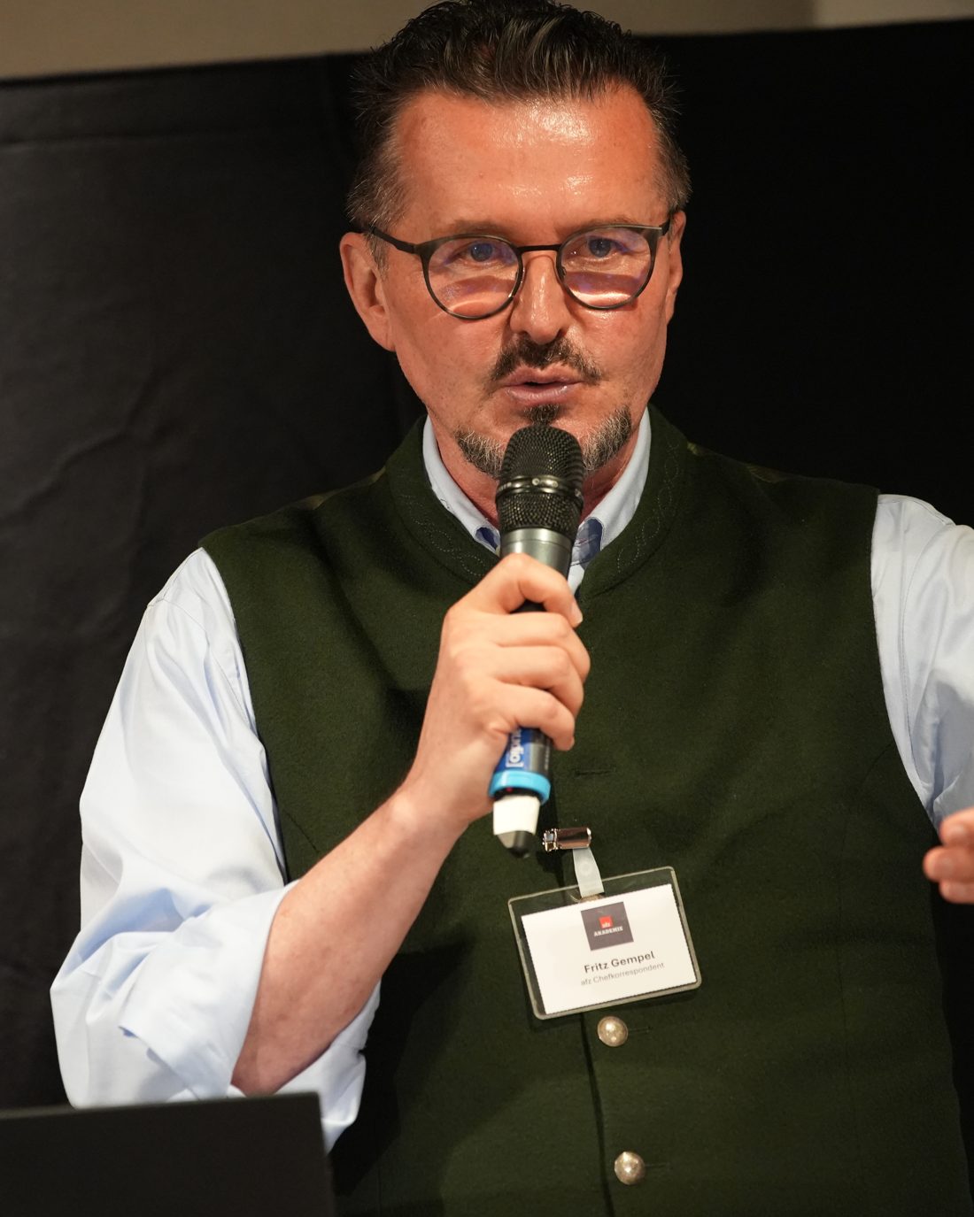 Fritz Gempel bei einem Vortrag