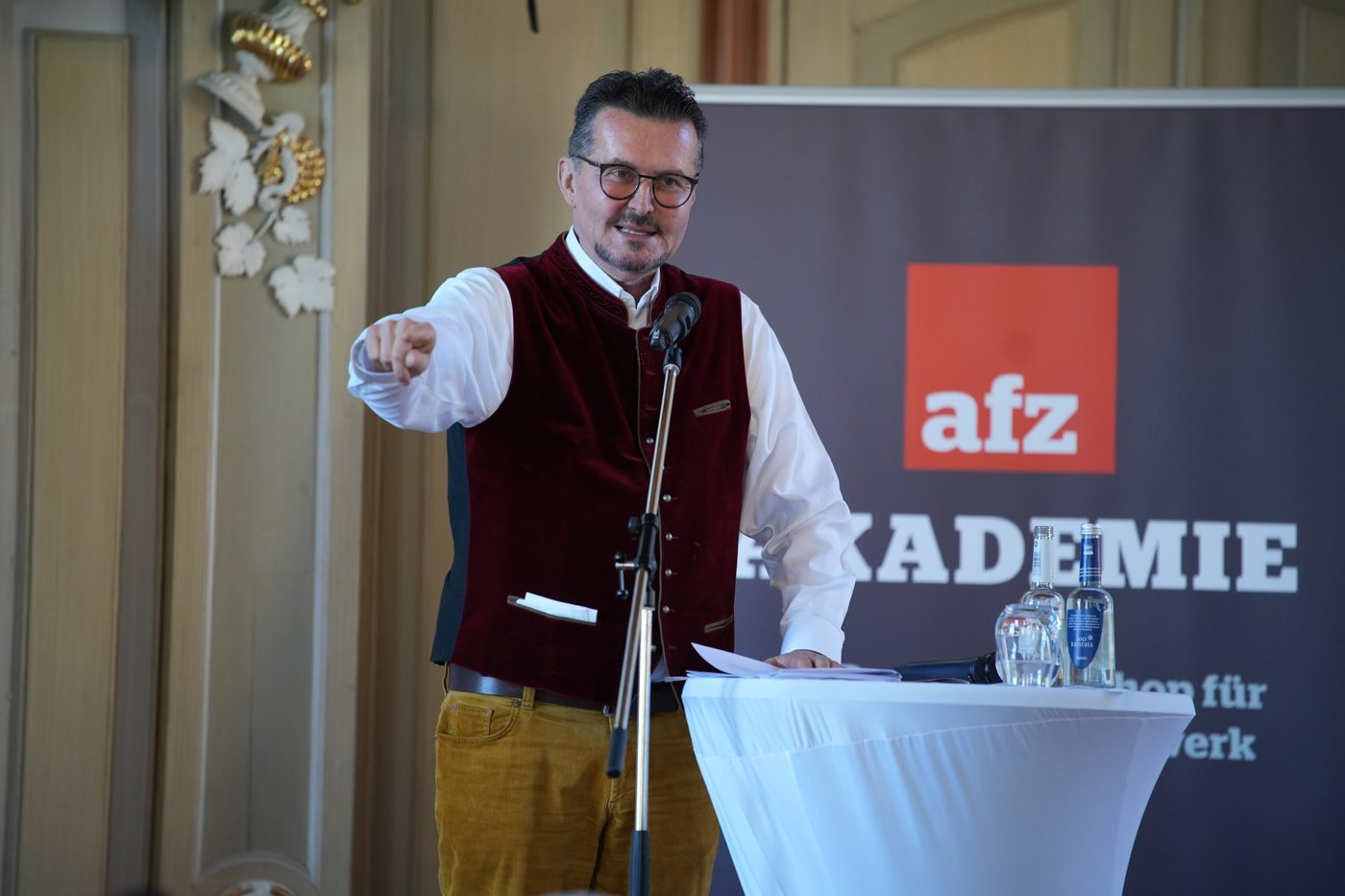 Fritz Gempel auf der Bühne der afz AKADEMIE