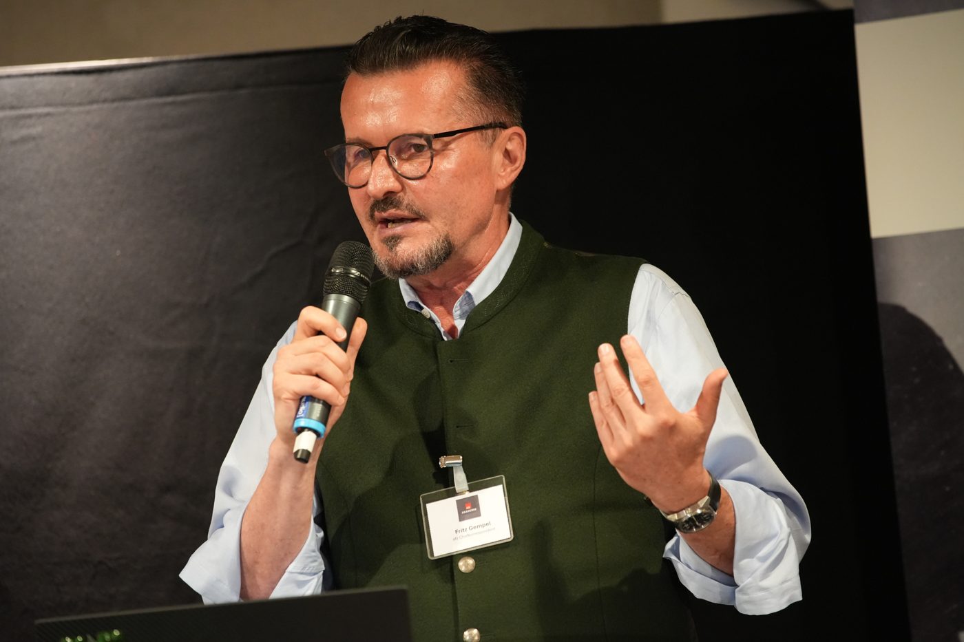 Fritz Gempel mit Mikrofon